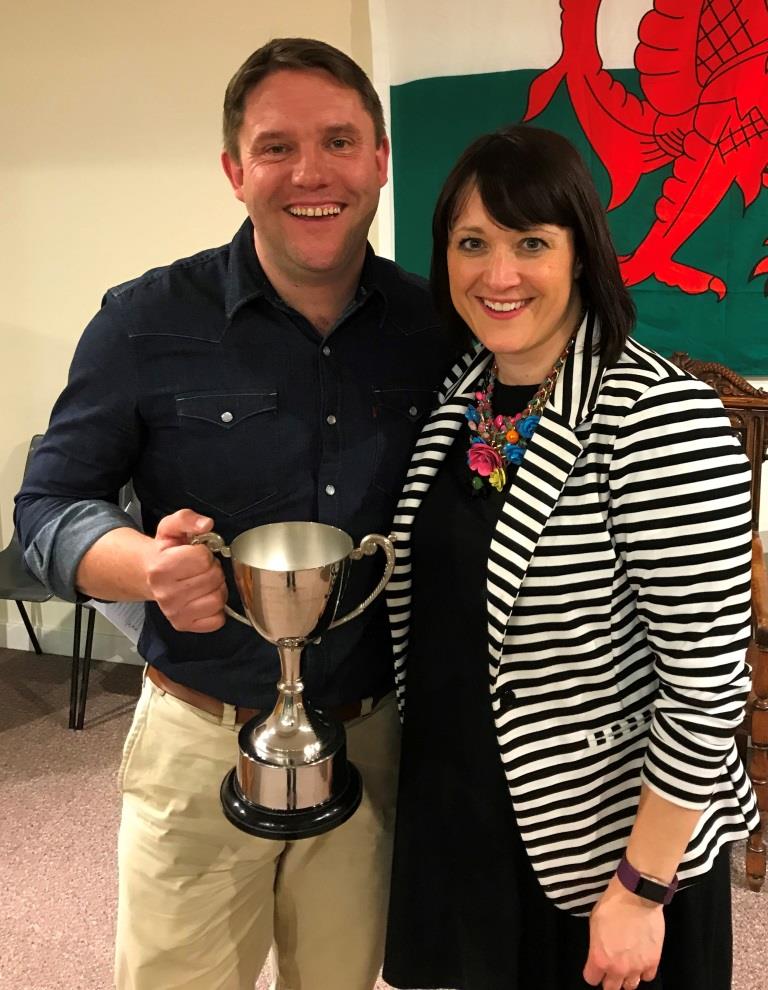 Efan yn derbyn Cwpan yr Her Unawd oddi wrth Sara